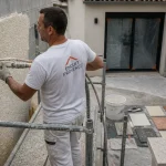 Crepi prix m2 : projection enduit artisan sur façade