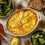 Que manger avec un gratin dauphinois sans viande, table avec gratin, salades, pois chiches, pain