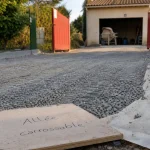 Allée carrossable pas cher en gravier, fondation et géotextile visible
