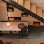 Aménagement sous escalier ouvert : rangement et coin lecture sous escalier